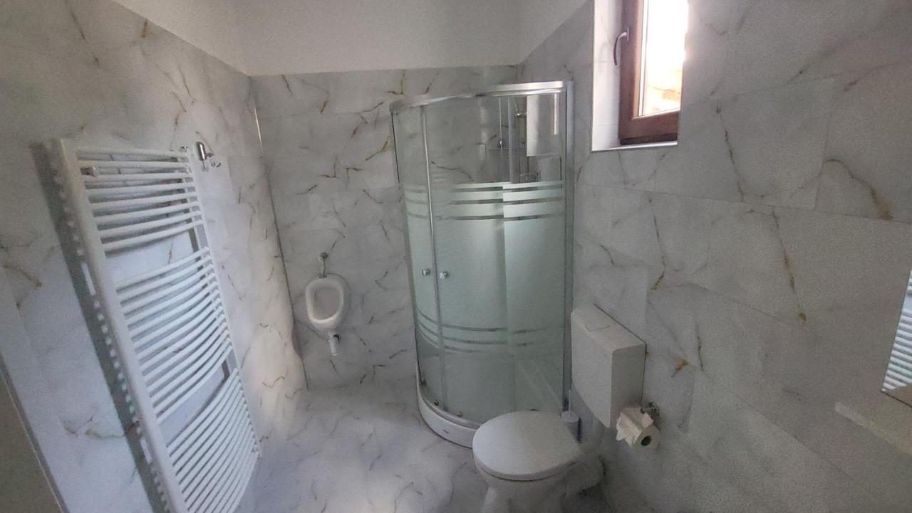Colt De Rai Bed & Breakfast Hirtoape Bagian luar foto