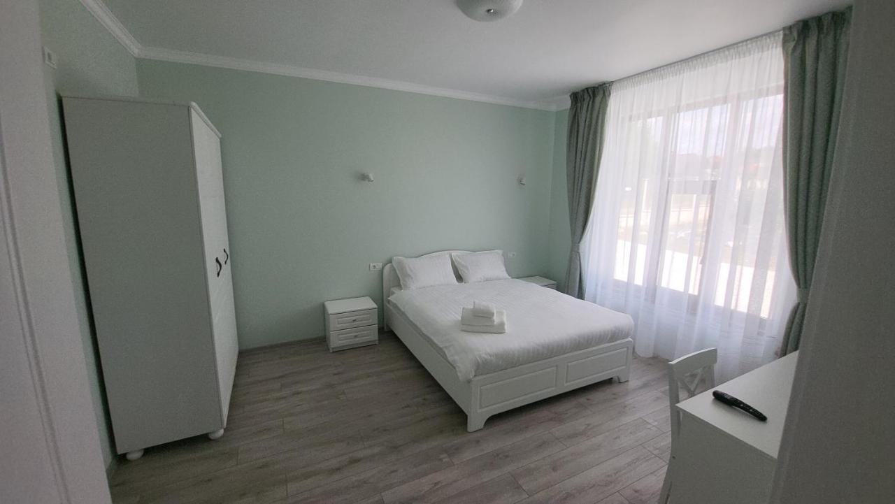 Colt De Rai Bed & Breakfast Hirtoape Bagian luar foto
