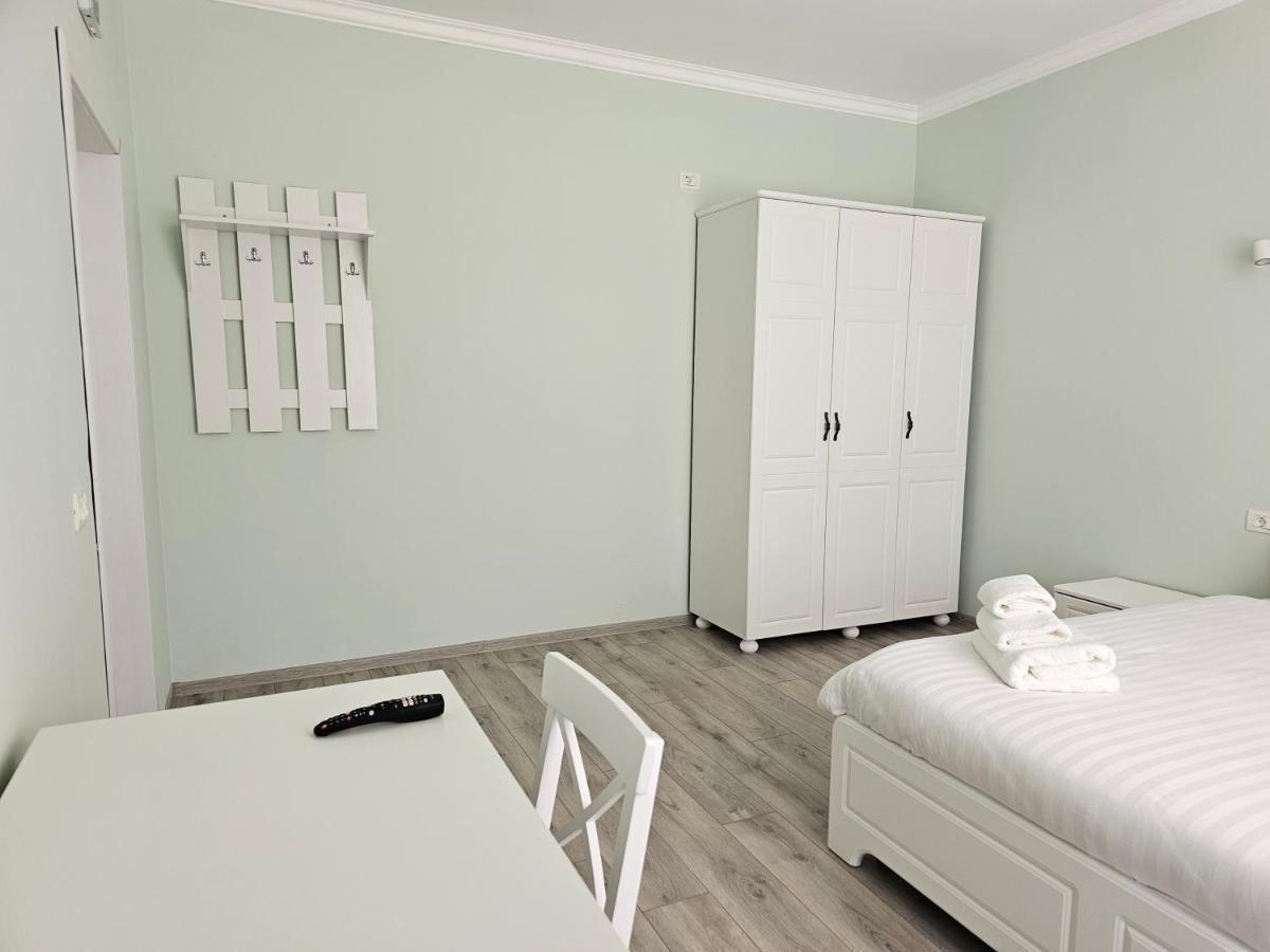 Colt De Rai Bed & Breakfast Hirtoape Bagian luar foto